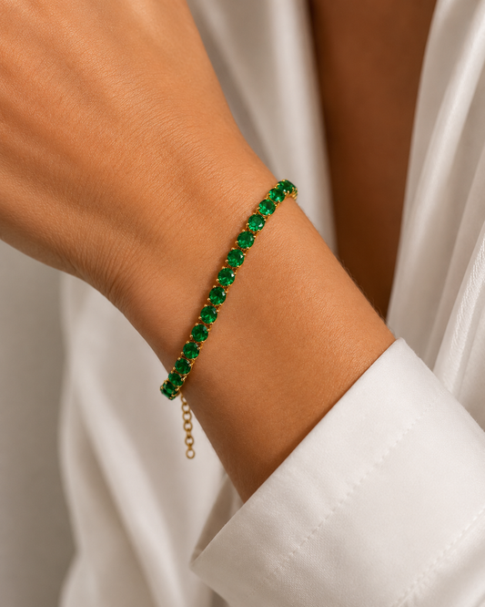 Model draagt groene tennis armband met goudkleurige zetting om de pols