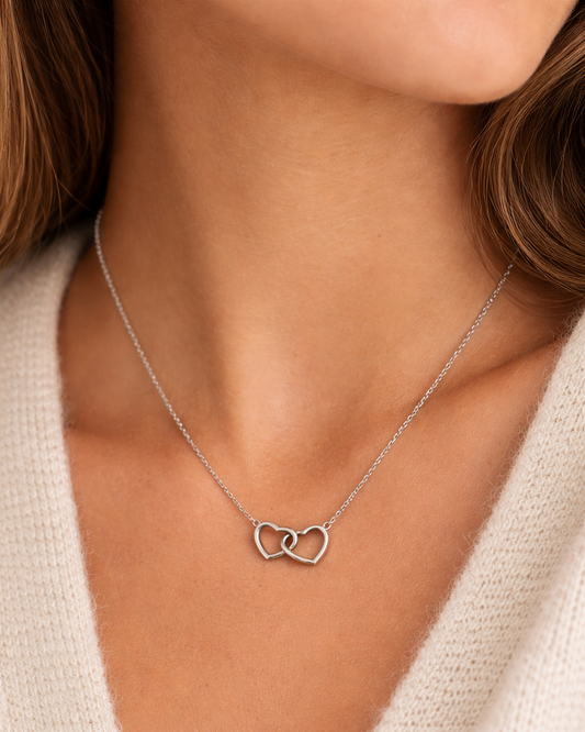 Zilverkleurige Ketting met mini Dubbele Hartjes