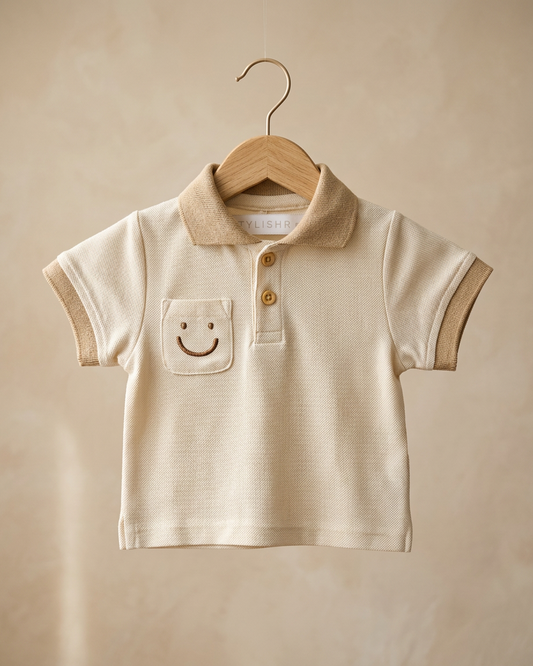 Beige baby polo met kraag, houten knoopjes en smiley borstzak op kledinghanger