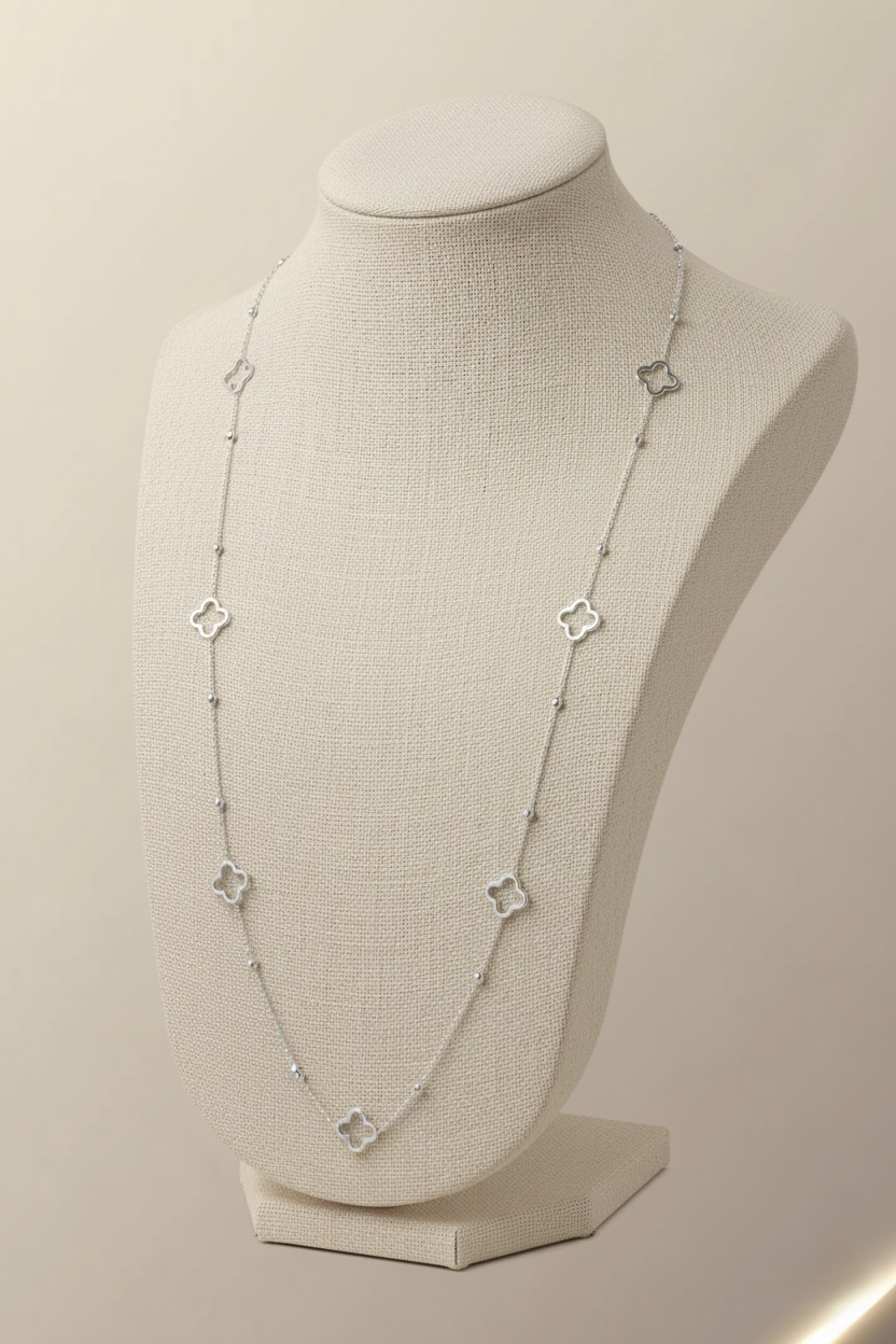 Long Necklace met Clover Bedels