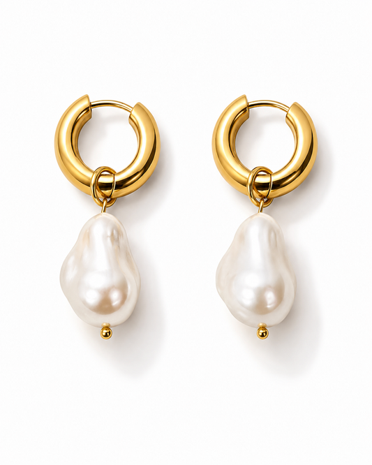 18K gold plated creool oorbellen met witte hanger op een witte achtergrond met subtiele schaduw. Elegante gouden damesoorbellen met een verfijnde uitstraling.