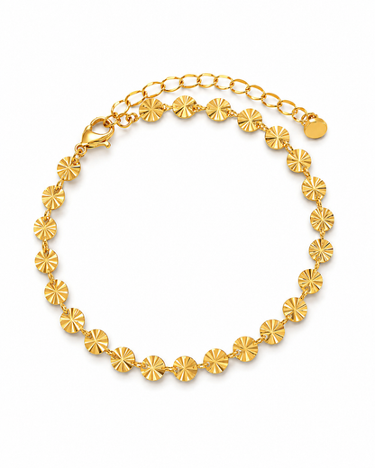 18K gold plated disc armband met ronde gouden schijfjes stijlvol gepresenteerd op een luxe natuurstenen tafel in zacht daglicht. Premium lifestylefoto met exclusieve uitstraling.