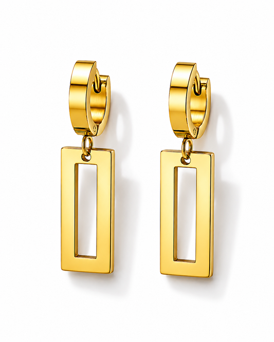 18K gold plated lange vierkante oorbellen op een witte achtergrond met subtiele schaduw. Minimalistische gouden hangoorbellen met een modern design.
