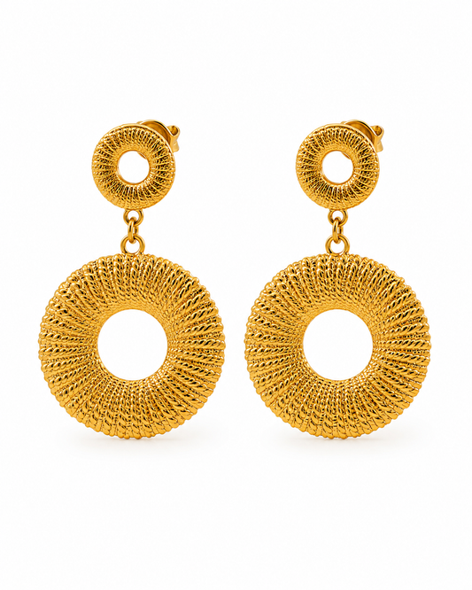 18K gold plated oorbellen met cirkelstructuur en open rond design op een witte achtergrond met subtiele schaduw. Luxe productfoto van elegante gouden damesoorbellen