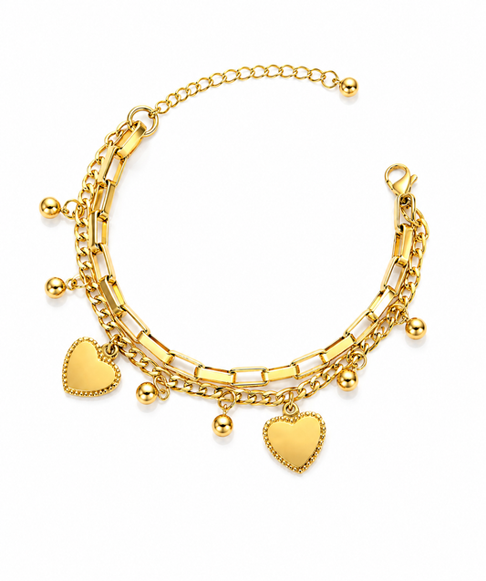 18K goudkleurige schakelarmband met hartbedels op witte achtergrond
