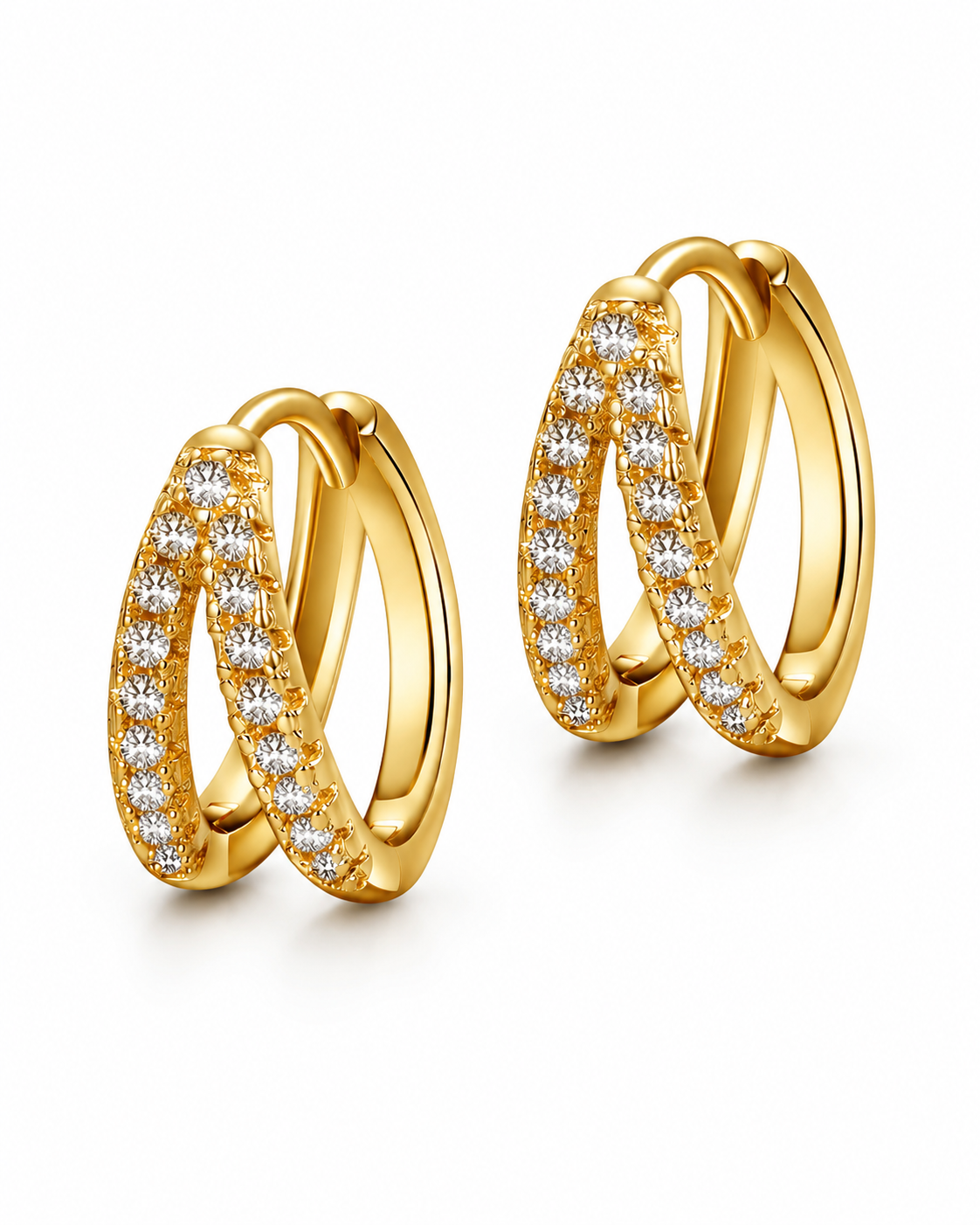 Gouden 18K gold plated oorbellen met pavé zirkonia op witte achtergrond