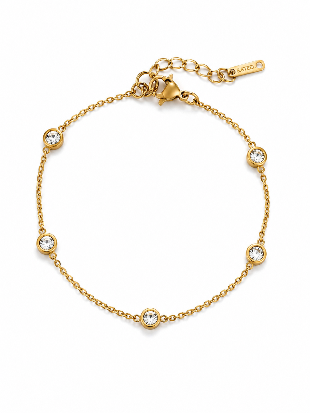 Gouden armband met ronde zirkonia steentjes op witte achtergrond