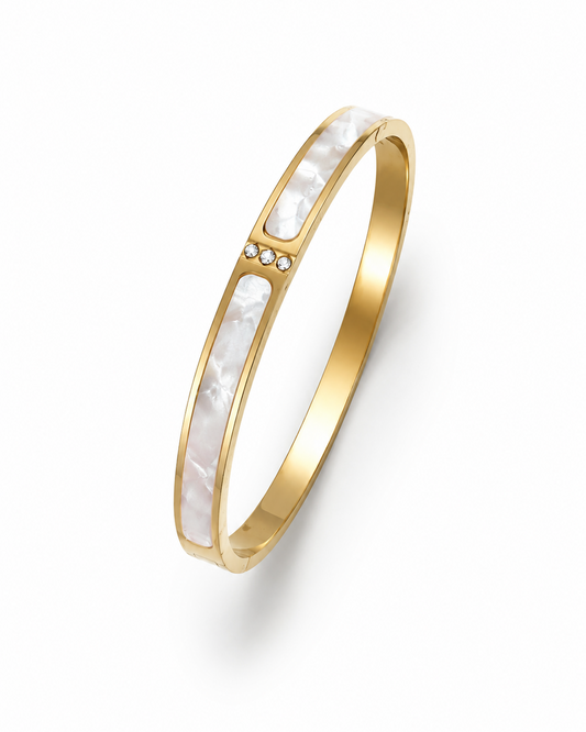 Goudkleurige armband met parelmoer inleg en drie zirkonia steentjes
