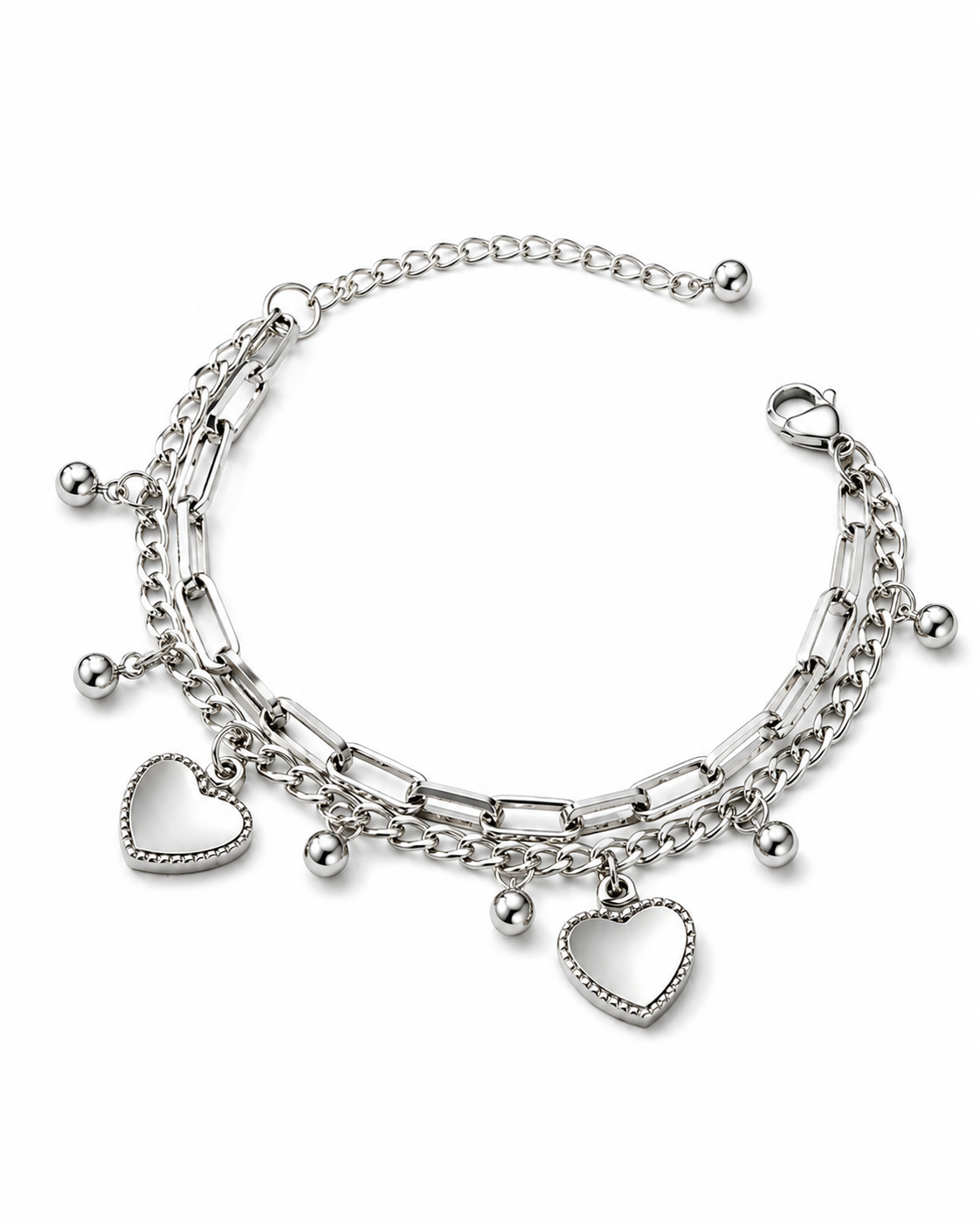 Zilveren schakelarmband met hartbedels en bolletjes op witte achtergrond