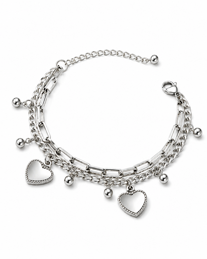 Zilveren schakelarmband met hartbedels en bolletjes op witte achtergrond