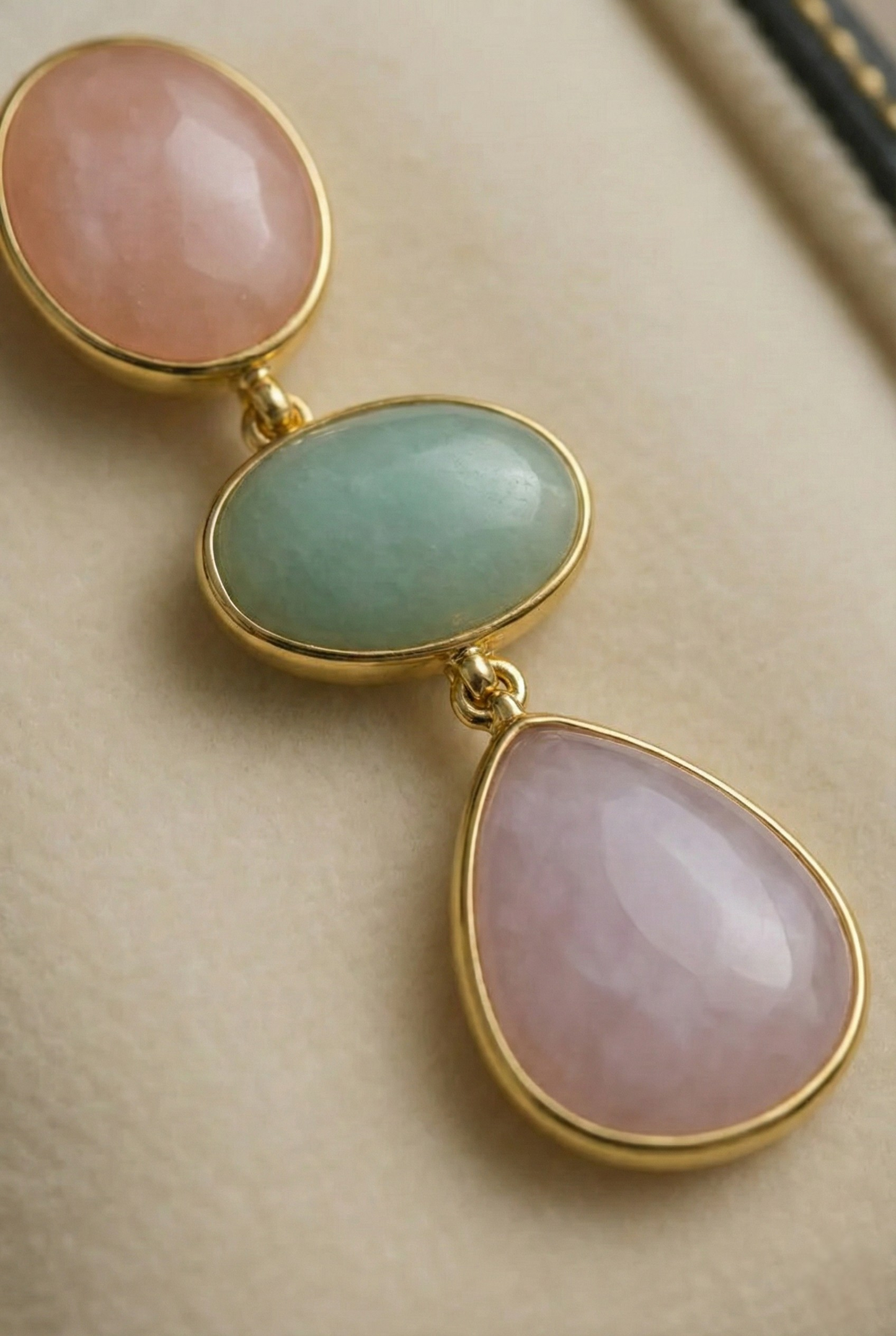 Oorbellen met pastelstenen