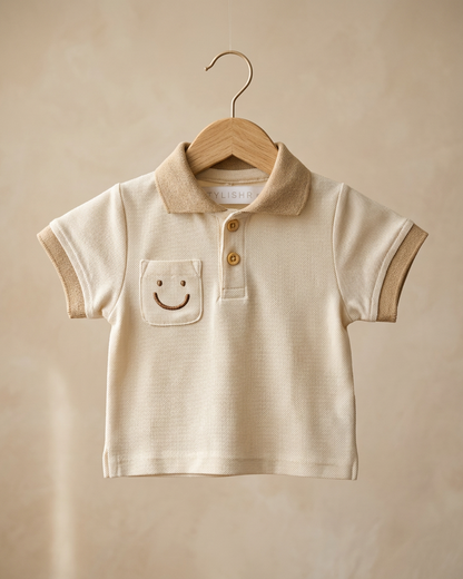 Beige baby polo met kraag, houten knoopjes en smiley borstzak op kledinghanger