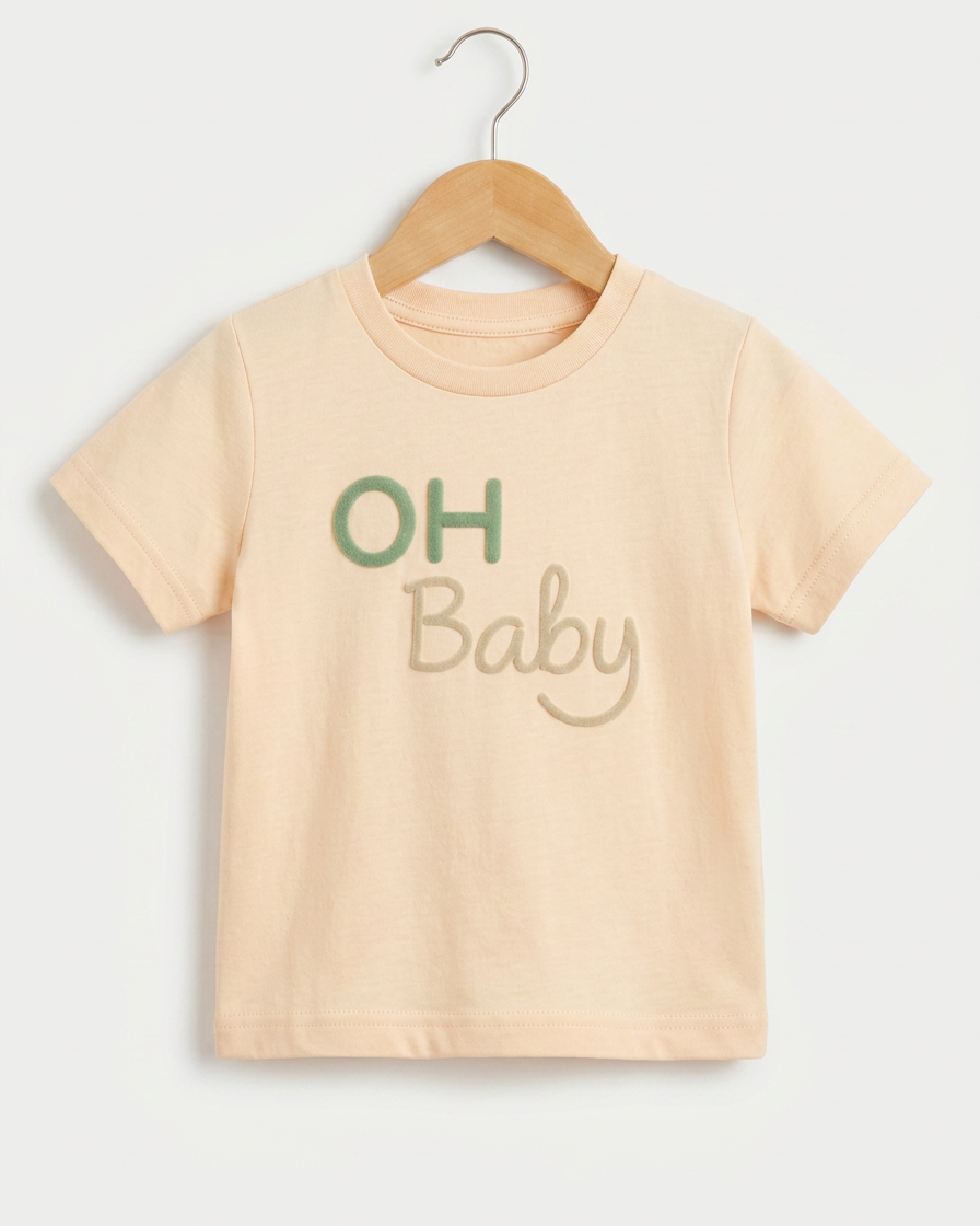 Beige baby T-shirt met OH Baby print op houten hanger, stijlvol kraamcadeau